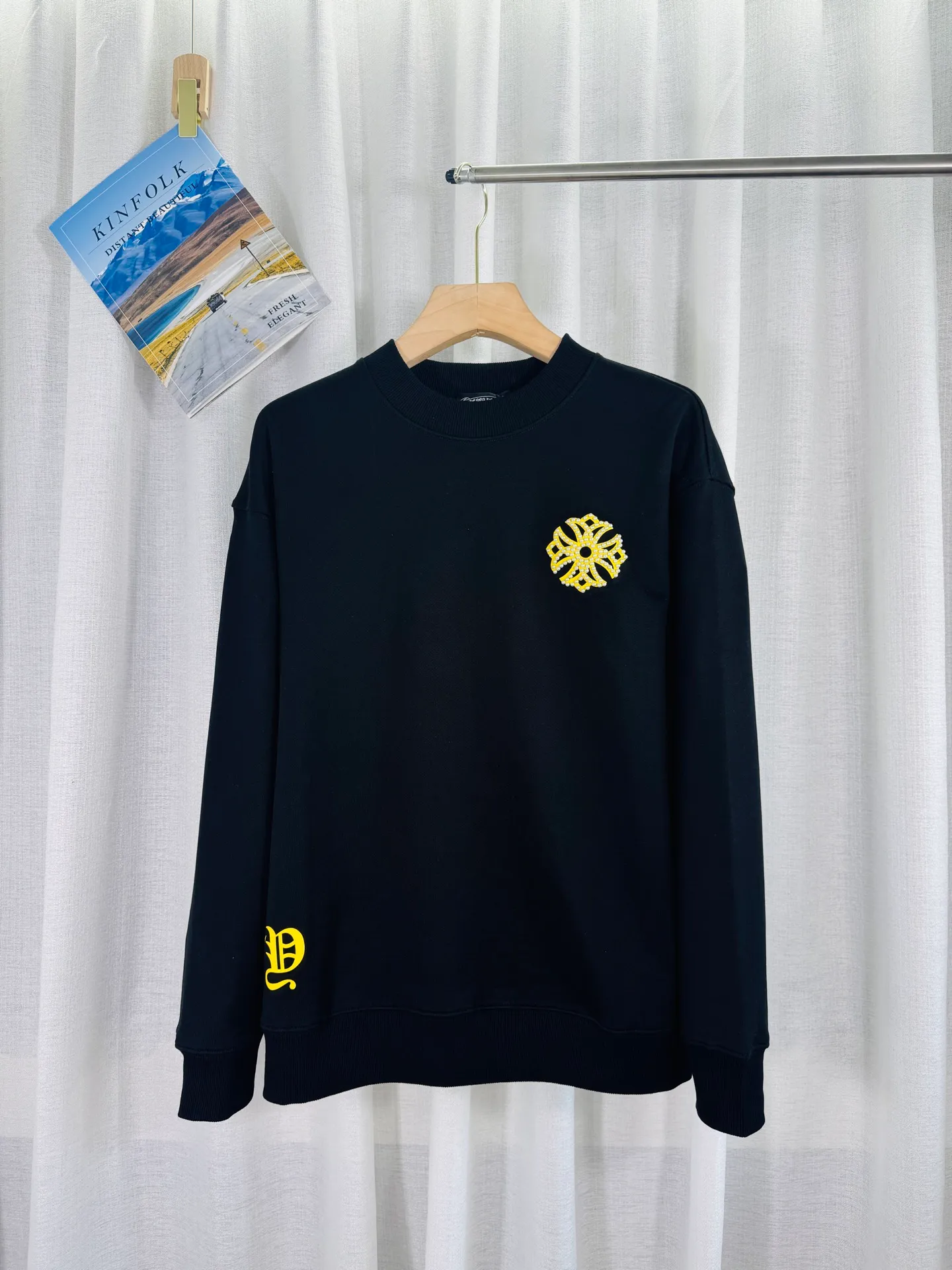 P260 top version, real shot without P, ​​different from market currency) 𝗖𝗵𝗿𝗼𝗺𝗲 𝗛𝗲𝗮𝗿𝘁𝘀/Cro Heart 2025 Reflective Embroidered Beads Compass Embroidered Autumn and Winter New Original Counter American Laser Burnt 3D Pearl Embroidered Couple Casual Sweater 👑The highest version! Customized fabric 420g tripe terry fabric! American acid-washed and distressed original fabric laser burnt ✟appliqué embroidery and exquisite embroidery of letters! The best-selling model in the counter, very comfortable to wear. Accessories: original molded and authenticated collar label➕100% silk wash label. Genuine purchase-grade original hangtag➕matching hanging rope➕3D hanging beads➕original packaging bag. Craftsmanship: The original version has consistent wiring! The highest version of the armhole matching technique! Color: Black White Size: S M L XL Style No.: 9319